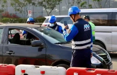 Operativo contra el transporte informal en la Av. Javier Prado.