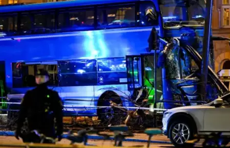 Choque de bus en paradero de Estocolmo.