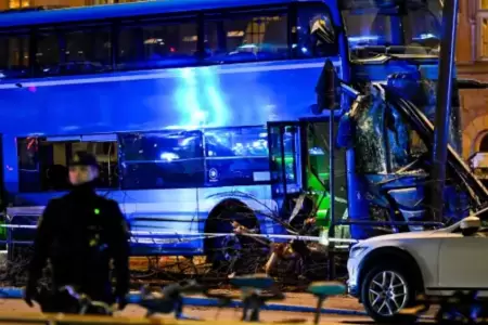 Choque de bus en paradero de Estocolmo.