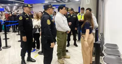 Ministro Tiburcio en el Aeropuerto Jorge Chvez.