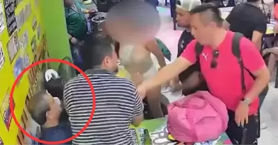 Cantante de cumbia es acosada en plena salida de su show en Iquitos