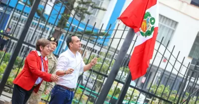 Jos Jer volvi a su colegio para izar la bandera