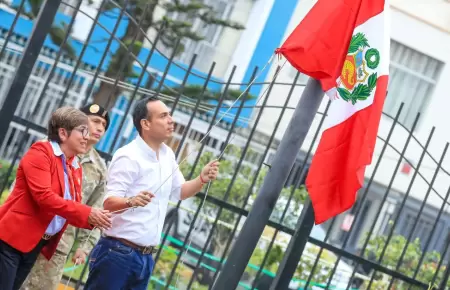 Jos Jer volvi a su colegio para izar la bandera
