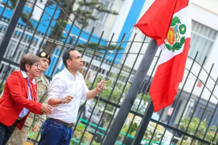 Jos Jer volvi a su colegio para izar la bandera