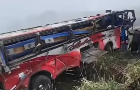 21 personas fallecidas y 40 heridos en accidente de bus en Ecuador