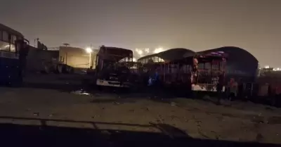 Puente Piedra: Cinco buses quedan totalmente calcinados
