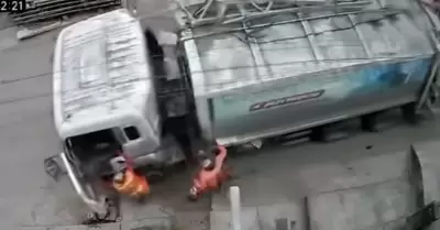 Camin de basura perdi el control en VMT daando autos y una vivienda.