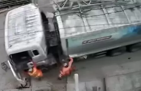 Camin de basura perdi el control en VMT daando autos y una vivienda.