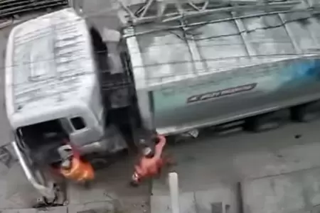 Camin de basura perdi el control en VMT daando autos y una vivienda.