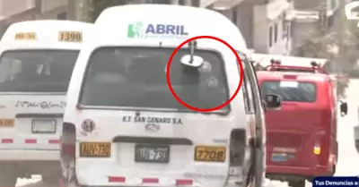 Extorsionadores marcan combis amenazadas con stickers.