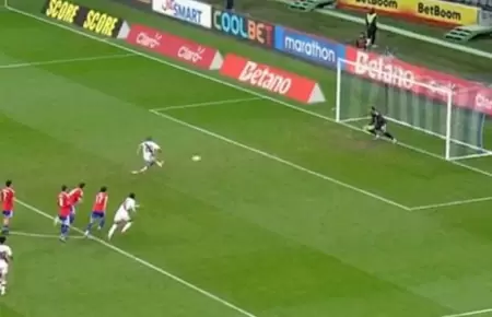 Alex Valera anot el 1-0 de Per sobre Chile de penal.