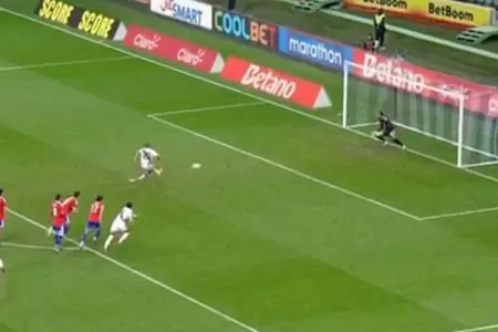 Alex Valera anot el 1-0 de Per sobre Chile de penal.