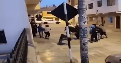 Presuntos pandilleros se enfrentan frente a centro educativo