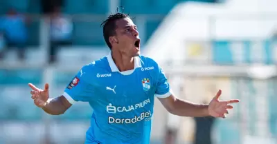 Cristian Benavente celebrando su gol ante Grau.
