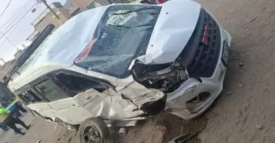 Un menor fallecido y 11 heridos dej violento choque entre combi y minivan.