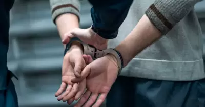 Profesor deber devolver 10 aos de sueldo por ocultar sus otros dos trabajos.