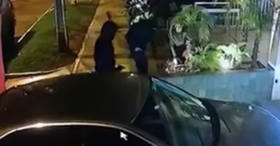 Mujer fue asaltada por dos sujetos armados en Miraflores.