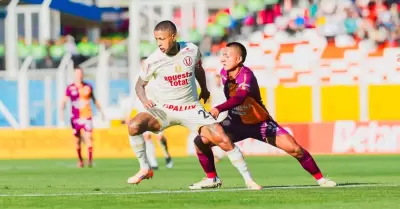 Andy Polo disputando una pelota durante Los Chankas vs 'U'.