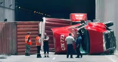 Triler se volc en tnel de la avenida Gambetta dejando al conductor herido.