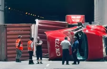 Triler se volc en tnel de la avenida Gambetta dejando al conductor herido.