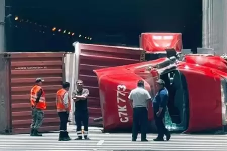 Triler se volc en tnel de la avenida Gambetta dejando al conductor herido.