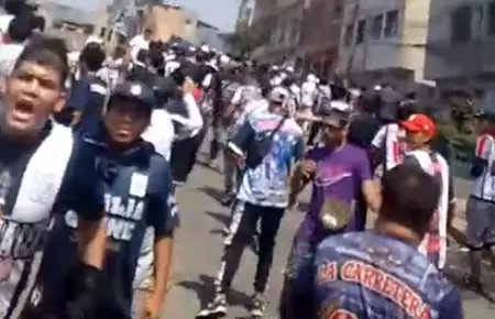 Dos heridos deja enfrenamiento entre barristas y PNP en La Victoria.