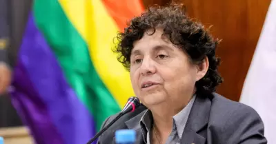 Congreso sanciona a Susel Paredes por permitir uso de bao de mujeres a trans.