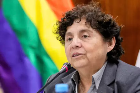 Congreso sanciona a Susel Paredes por permitir uso de bao de mujeres a trans.
