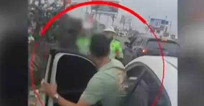 Indigente amenaza a conductores en el Callao si no le daban dinero.