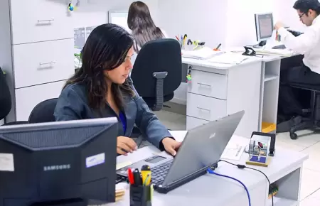 61 % de las mujeres en el Per prefiere el modelo hbrido de trabajo.