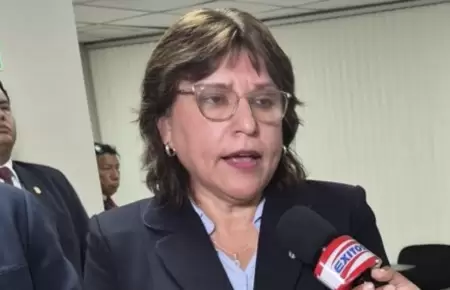 Delia declarando para Exitosa tras salir de una audiencia.