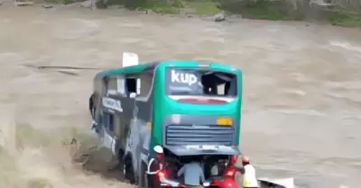 Bus interprovincial se despista tras choque con una camioneta