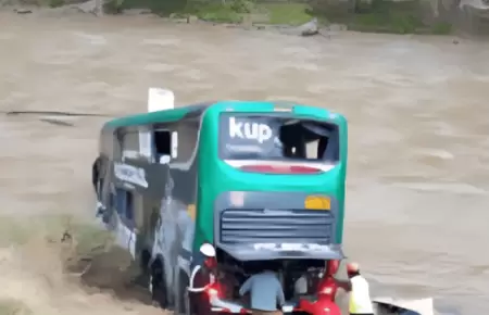 Bus interprovincial se despista tras choque con una camioneta