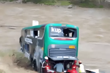 Bus interprovincial se despista tras choque con una camioneta