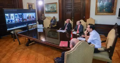 El presidente Jos jeri durante su reunin virtual con Rodrigo Paz Pereira.