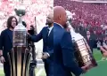 Final de la Copa Libertadores: La INSLITA reaccin de Carles Puyol al negarse a levantar el trofeo en el Monumental