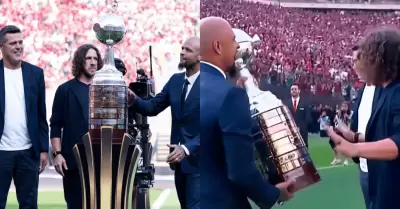 La INSLITA reaccin de Carles Puyol al negarse a levantar el trofeo en el Monum