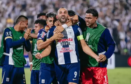 Hernn Barcos celebrando un gol en un partido de Copa Libertadores.