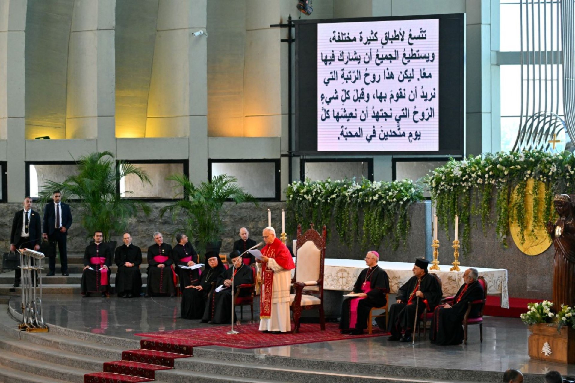 Papa León XVI se reúne con obispos y religiosos durante su visita al Líbano.
