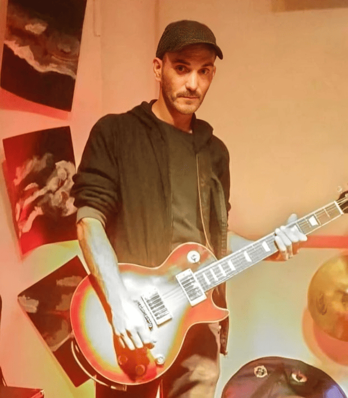 Nahuel Niz posando junto a su guitarra elctrica