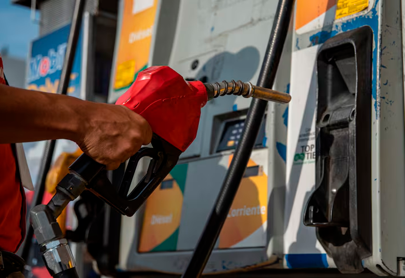 Precio de la gasolina y disel por galn en la capital del pas.