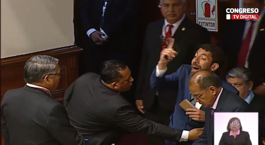 Momento en el que el abogado Raúl Noblecilla fue expulsado por ofender al Congreso.