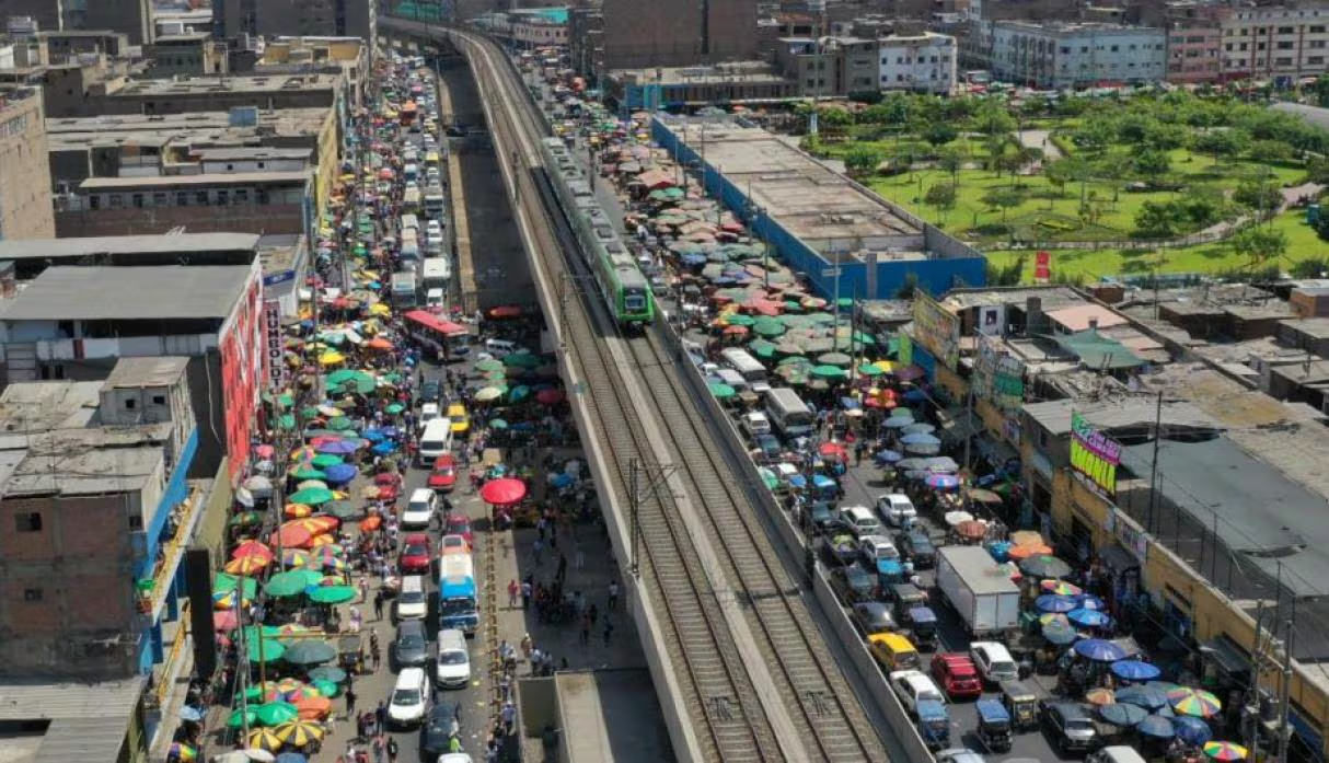 De los tres carriles de la avenida Aviacin, dos estn tomados por vendedores informales, segn Saldaa.