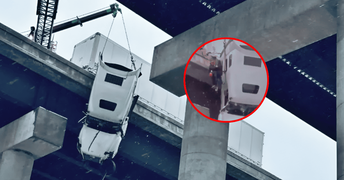 Accidente en carretera deja a chofer de tráiler colgado a más de 30 metros de puente: Tuvo dramático rescate