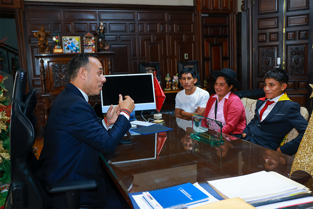 Cliver Huamán fue recibido en Palacio junto a sus padres y hemano.