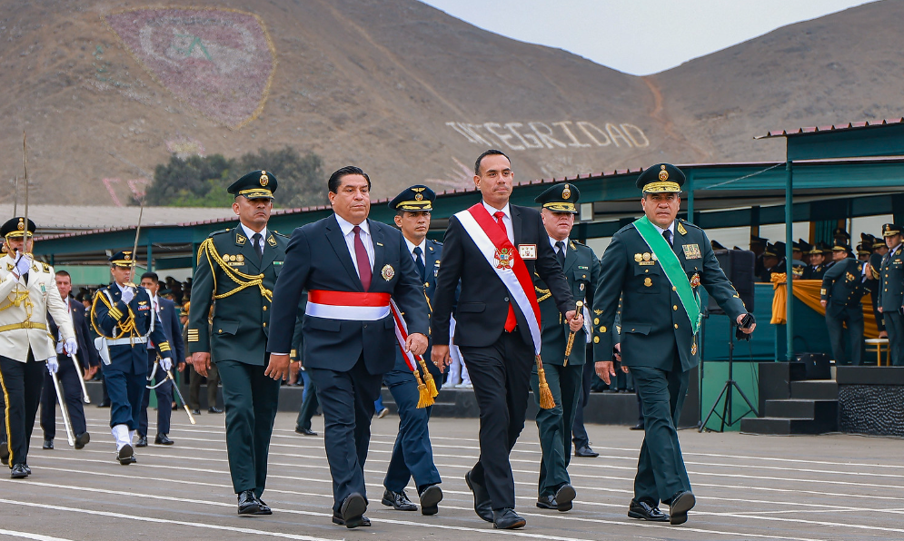 Jos Jer acompaado del ministro del Interior, Vicente Tiburcio, y del comandante general PNP, Oscar Arriola.