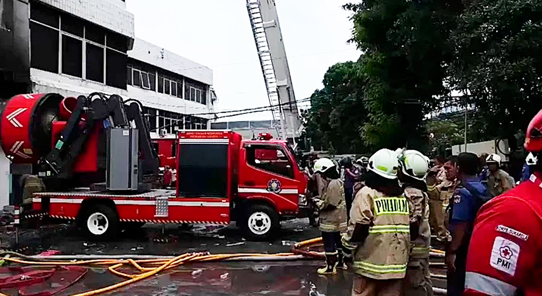 Polica investiga acusaciones de negligencia en edificio Torre Drone Indonesia.
