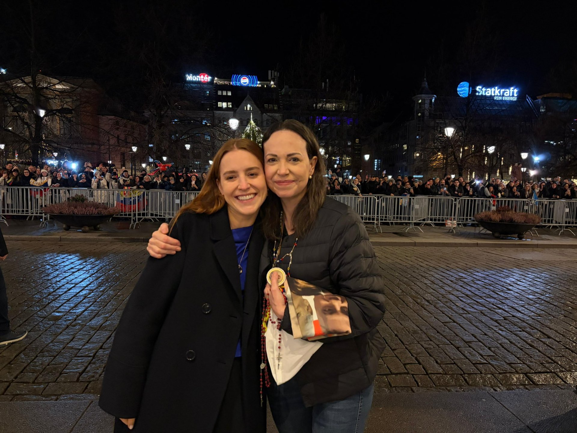 María Corina recibe el Nobel de la Paz de manos de su hija.