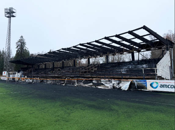 Incendio en estadio de fútbol consumió la zona de gradas