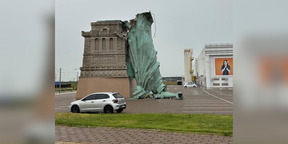 Estatua cayó a escasos metros de un automóvil.
